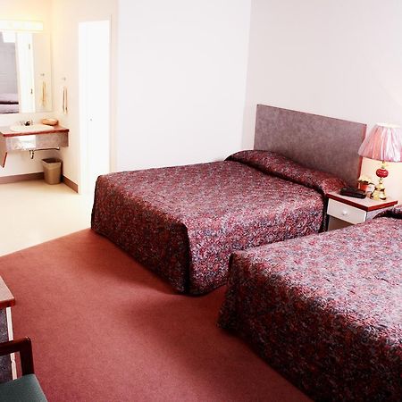 Country Club Inn Lacombe Buitenkant foto