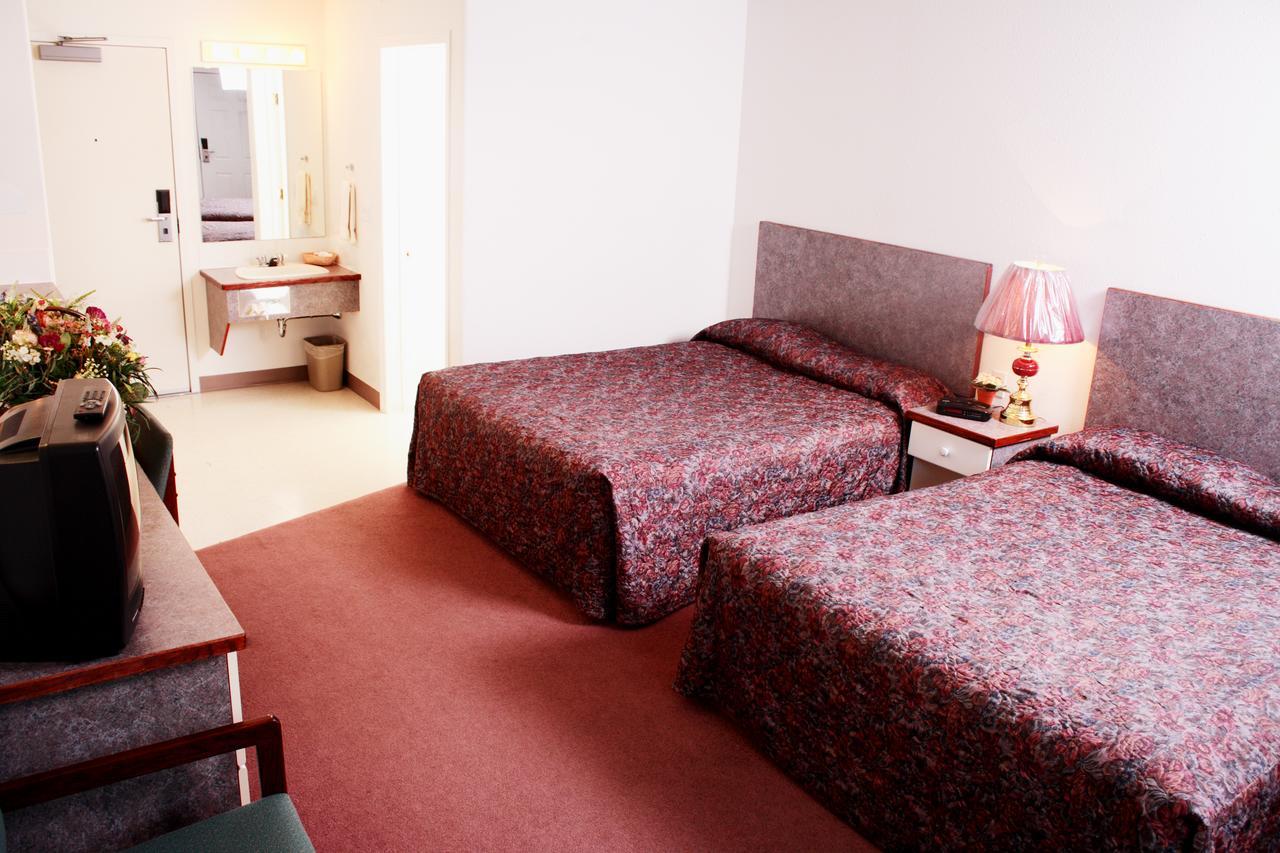 Country Club Inn Lacombe Buitenkant foto