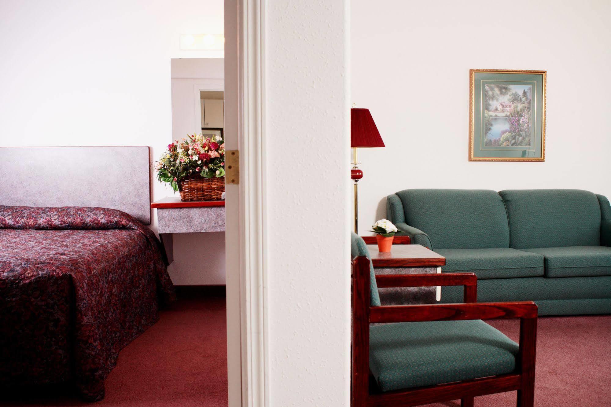 Country Club Inn Lacombe Buitenkant foto