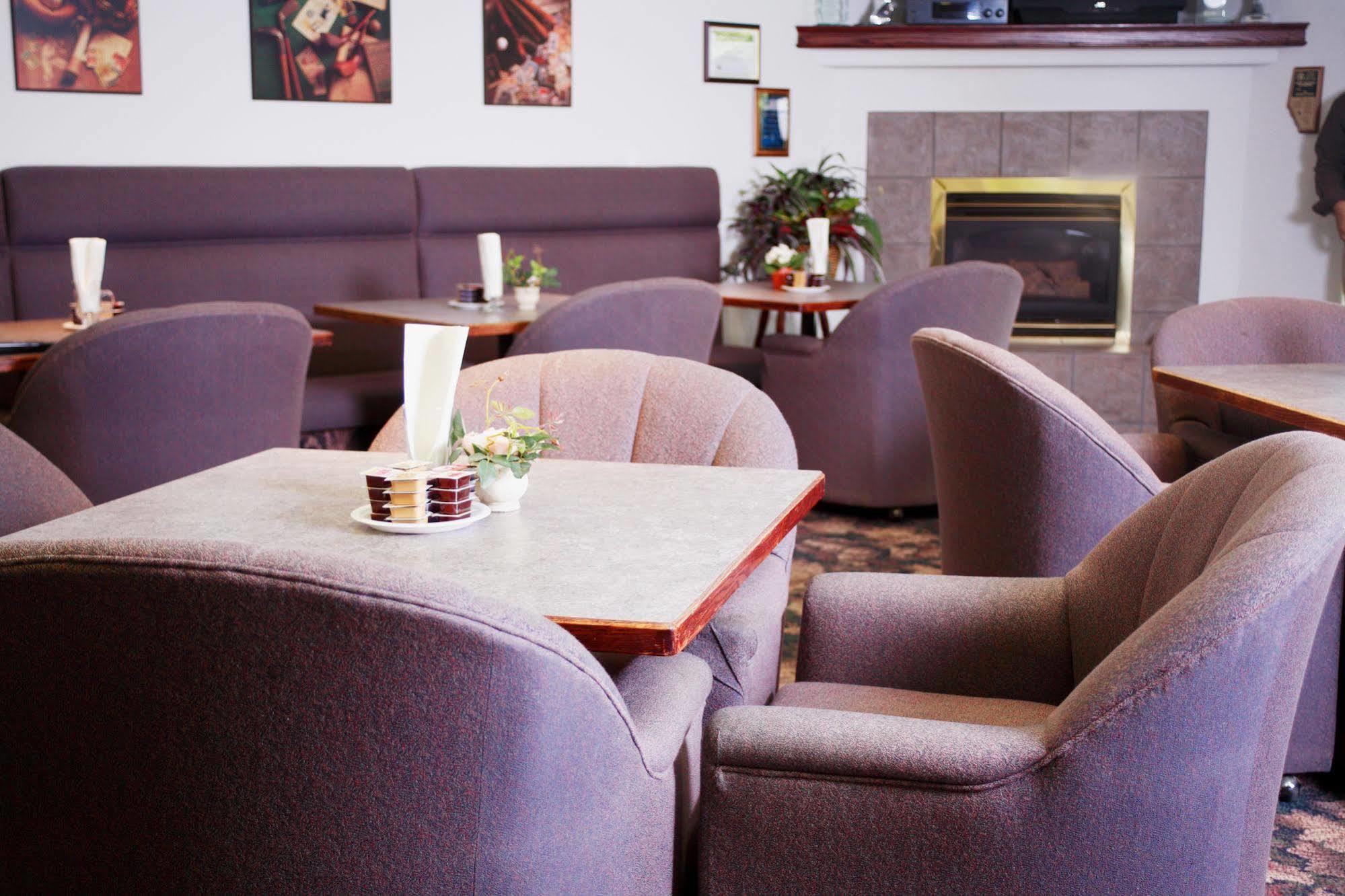 Country Club Inn Lacombe Buitenkant foto