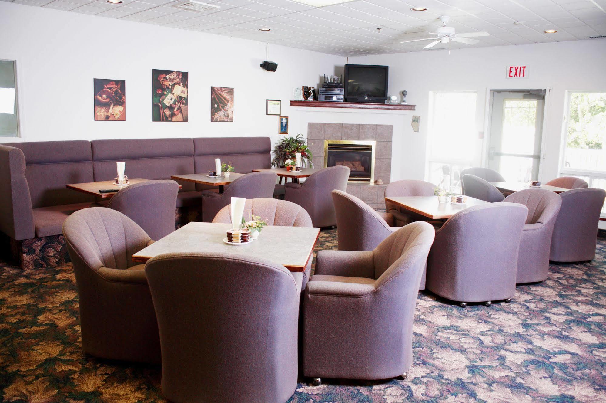Country Club Inn Lacombe Buitenkant foto