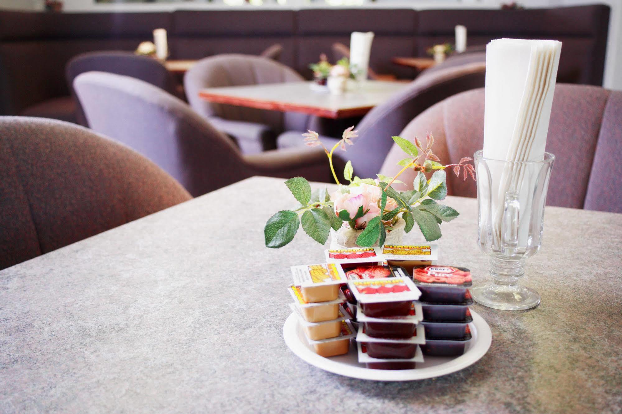Country Club Inn Lacombe Buitenkant foto